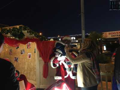 Cominciano cos� ad avvicinarsi i bambini, che l�omone prende in braccio...